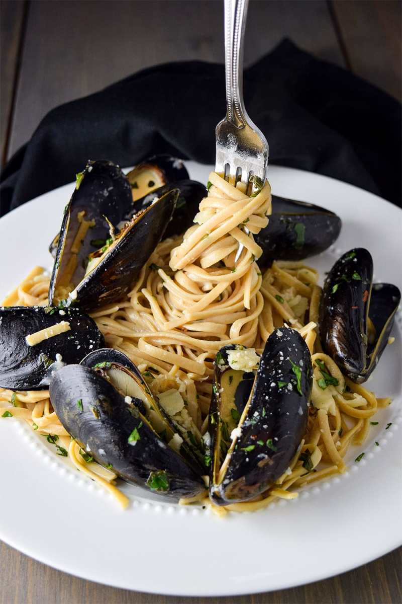 Mussels and linguine with garlic butter and white wine pasta sauce
