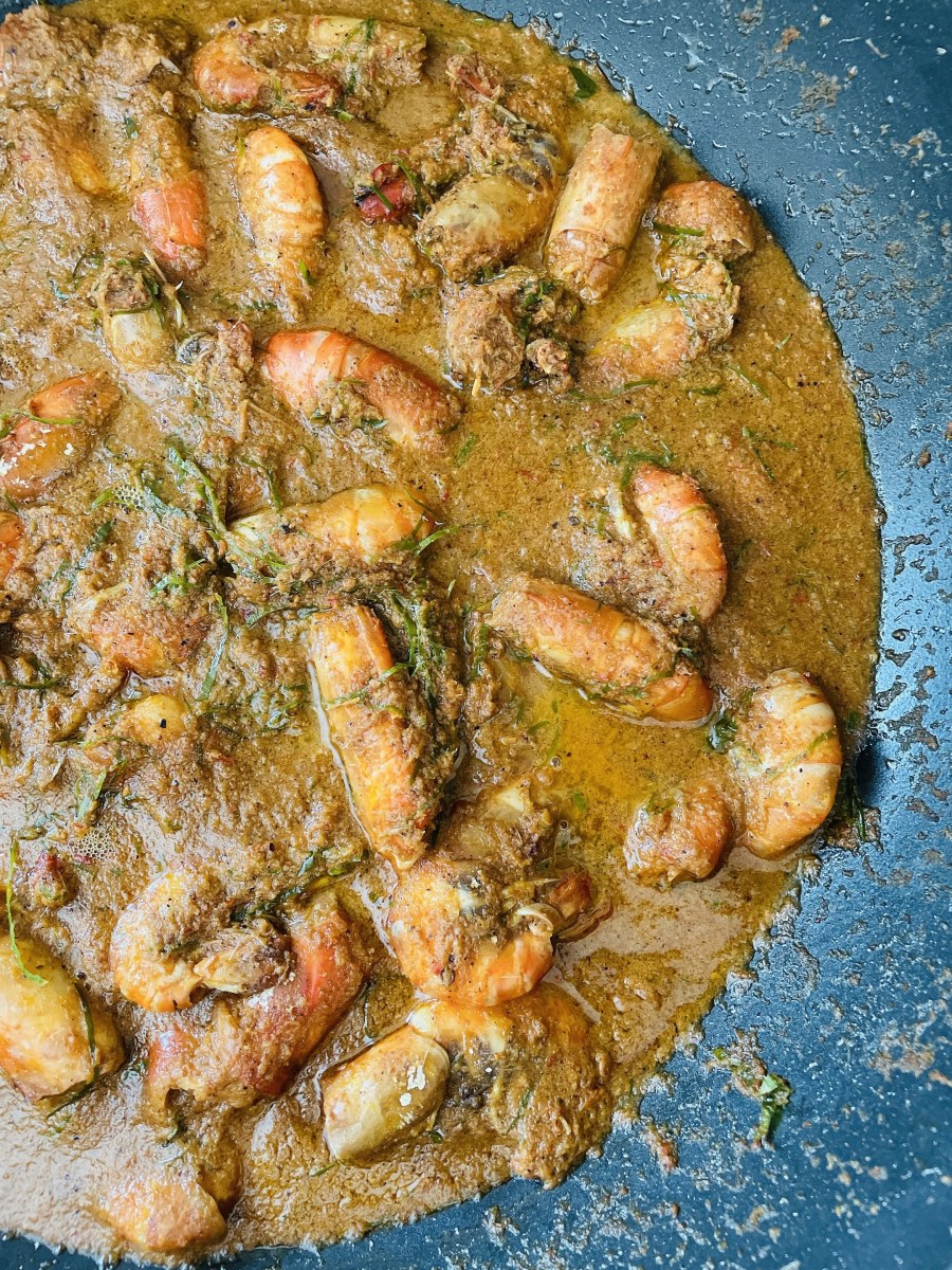 Delicious prawn rendang can be paired with steamed white rice or flatbread