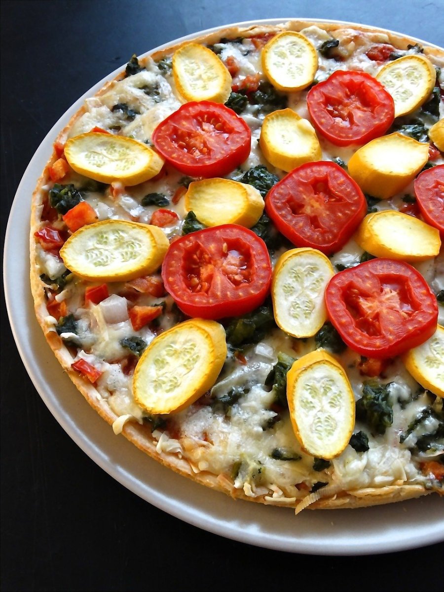 Cheese pizza with veggies